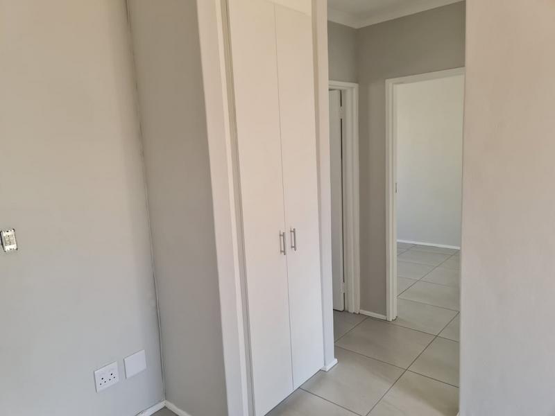 To Let 2 Bedroom Property for Rent in Oakglen Western Cape